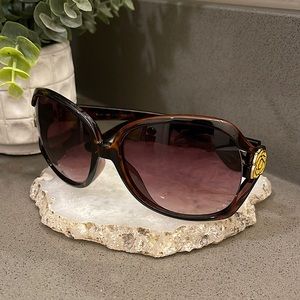 BETSEY JOHNSON SUNGLASSES